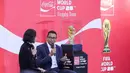 Sebagai informasi, trofi Piala Dunia akan menyambangi sedikitnya 75 kota di dunia dan dibawa menggunakan pesawat khusus. Tampak dalam foto, penyelenggara gelaran FIFA World Cup Trophy Tour by Coca-Cola menjawab sejumlah pertanyaan di Jakarta International Convention Center (JICC), Senayan, Jakarta, Kamis (22/1/2026). (Bola.com/Abdul Aziz)