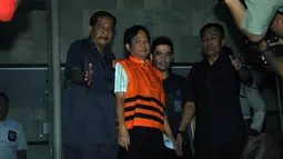 Presiden Direktur PT Sentul City Kwee Cahyadi Kumala terlihat mengenakan rompi tahanan berwarna oranye saat keluar dari Gedung KPK, Jakarta, (30/9/14). (Liputan6.com/Miftahul Hayat)