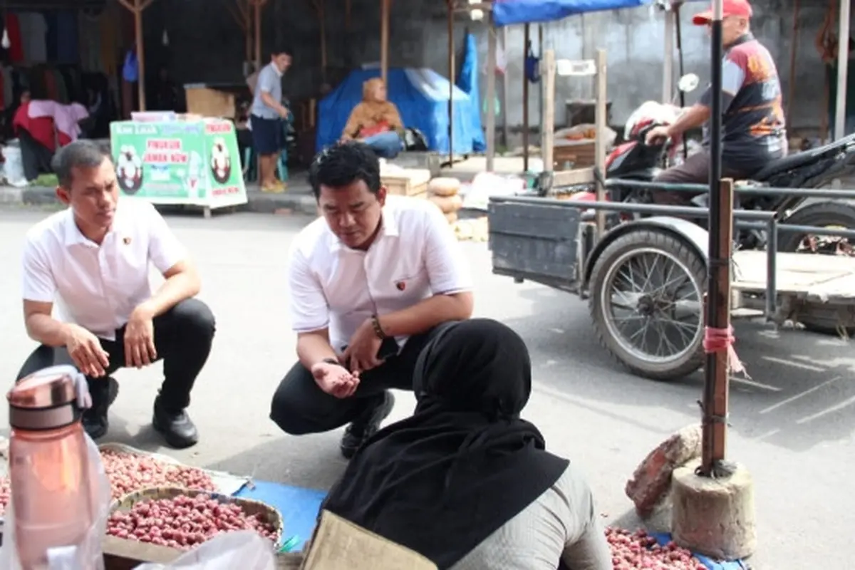 Kasat Reskrim Polresta Pekanbaru bersama anggotanya mengecek stok pangan di pasar tradisional menjelang Lebaran Idul Adha.