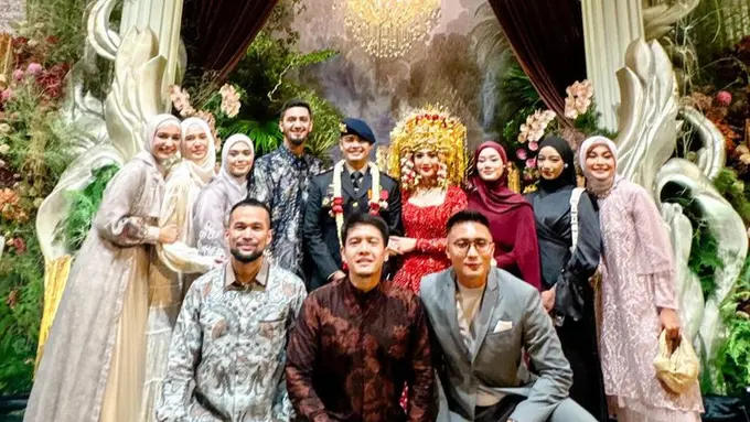OOTD Artis Berhijab saat Hadir di Resepsi Pernikahan Febby Rastanty dan Ajat