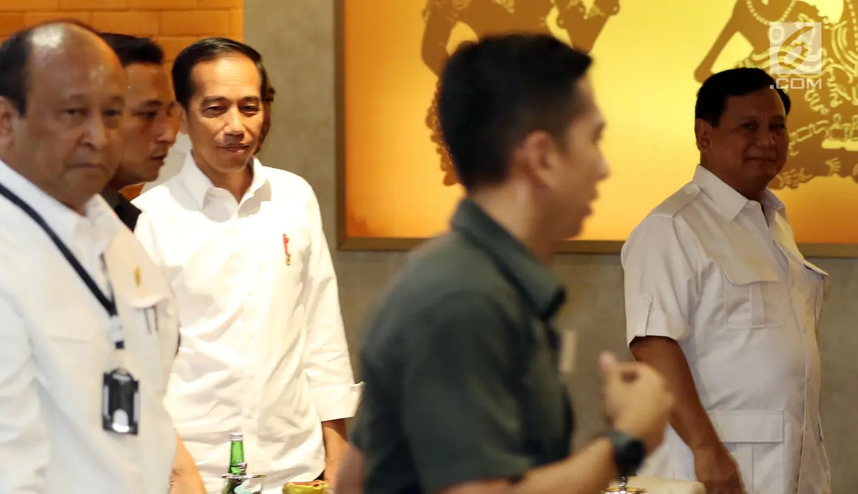 Presiden terpilih Joko Widodo atau Jokowi (kiri) dan Ketua Umum Partai Gerindra Prabowo Subianto (kanan) tiba di FX Sudirman, Jakarta, Sabtu (13/7/2019). Sebelumnya, Jokowi dan Prabowo bertemu di Stasiun MRT Lebak Bulus. (Liputan6.com/JohanTallo)