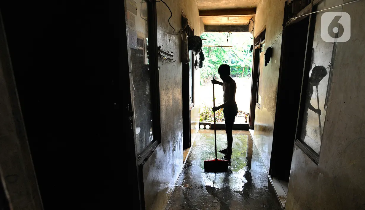 Warga membersihkan rumah usai banjir setinggi tiga meter di RT 05/08, Pejaten Timur, Jakarta Selatan, Senin (10/10/2022) Puluhan RT di DKI Jakarta tergenang banjir akibat luapan Sungai Ciliwung yang terjadi pada dini hari tadi. (merdeka.com/Arie Basuki)