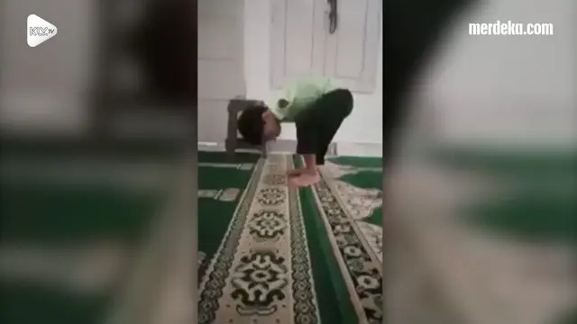 Perjuangan seorang bocah saat salat ini bisa menjadi pukulan telak bagi kita yang masih malas menunaikan ibadah. Meski fisiknya tak sempurna, bocah ini begitu bersemangat menjalankan salat.