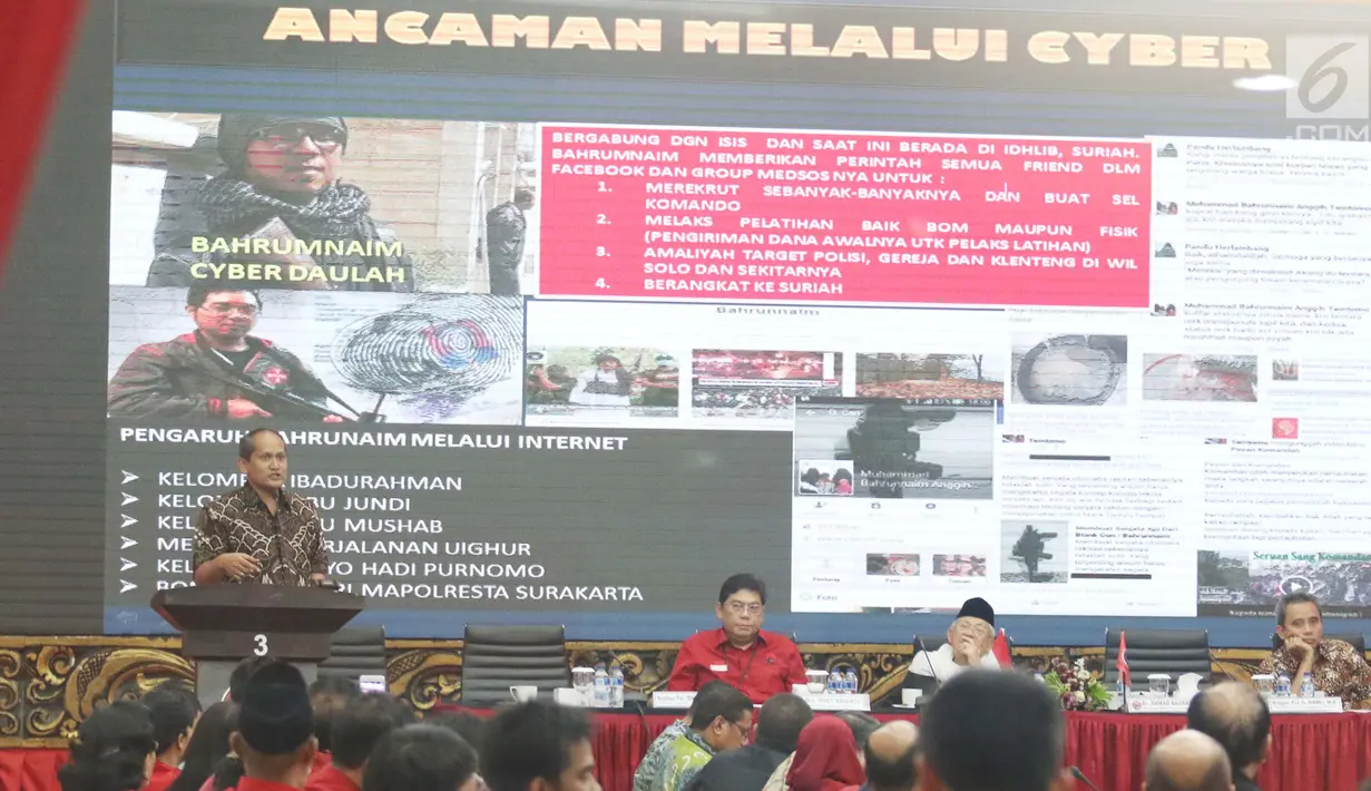 Direktur Intelijen Densus 88 Anti Teror Mabes Polri, Kombes Pol Ibnu Suhendra (kiri) memberi sambutan saat Focus Group Discussion di Jakarta, Jumat (27/4). (Liputan6.com/Angga Yuniar)