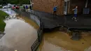 Ruas jalan dan jembatan di Carolina Utara rusak bahkan putus akibat terjangan banjir. (Melissa Sue Gerrits/Getty Images North America/Getty Images via AFP)