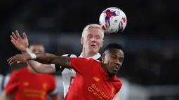 Pemain Liverpool,Divock Origi berebut bola denganpemain Derby County, Will Hughes pada putaran ketiga Piala Liga Inggris di Stadion Pride Park, Rabu (21/9/2016) dini hari WIB. (Reuters/Phil Noble)