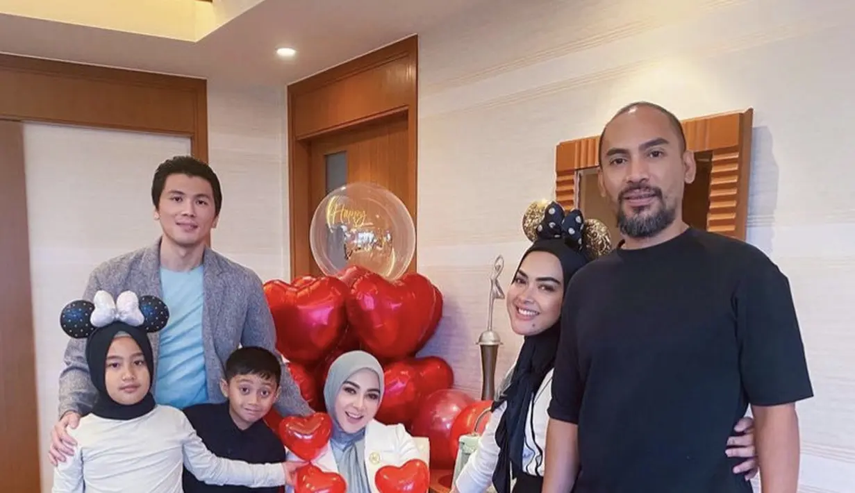 <p>Tah hanya Reino, adik Syahrini pun turut serta merayakan ulang tahun ke-43 tahun tersebut. [Instagram/(@princessyahrini]</p>