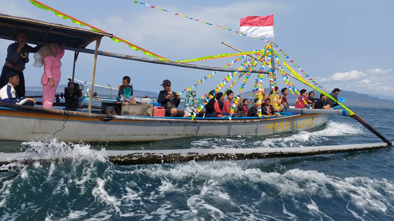 Larung sesaji petik laut mandar diikuti ratusan nelayanan  tradisional di wilayah Mandar Banyuwangi (Istimewa)