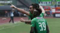 Bek Bhayangkara FC, Otavio Dutra bersama Guy Junior Nke merayakan golnya ke gawang Sriwijaya FC pada lanjutan Liga 1 Indonesia di Stadion Patriot Candrabhaga, Bekasi, Minggu (20/8). Bhayangkara FC menang 2-1. (Liputan6.com/Helmi Fithriansyah)