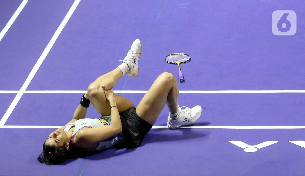 Laga sempat terhenti karena Malvika Bansod mendapat perawatan di bagian lututnya ketika salah melakukan pendaratan saat mengejar shuttlecock dari Putri Kusuma Wardani. Meski sempat mencoba, Malvika Bansod tidak mampu melanjutkan pertandingan dan mundur saat kedudukan 21-16, 15-16. (Liputan6.com/Herman Zakharia)