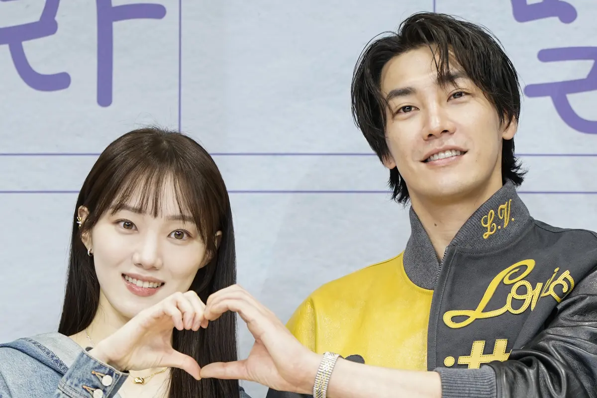 Lee Sung Kyung dan Kim Young Kwang dalam konferensi pers serial Call It Love. (Foto: Disney)