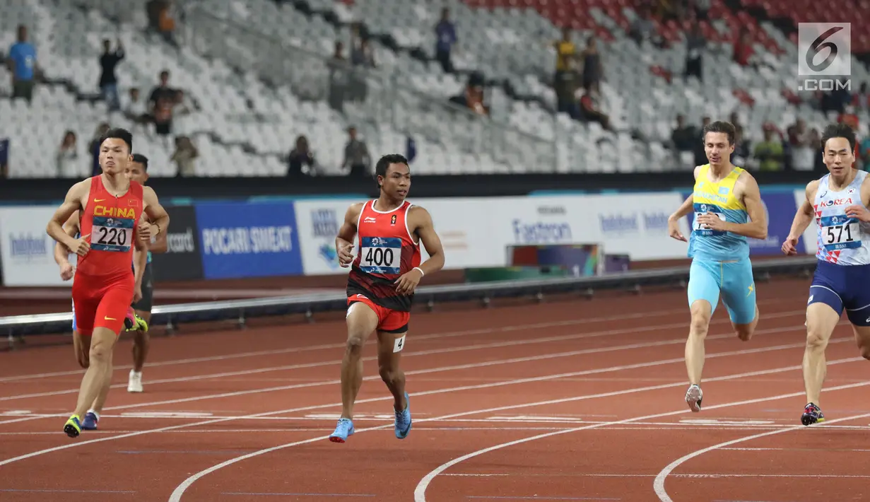 Pelari cepat Indonesia, Lalu Muhammad Zohri (tengah) usai kualifikasi lari 100 meter Asian Games 2018 di Stadion GBK, Jakarta, Sabtu (25/8). Lalu M Zohri mencatat waktu 10,27 detik dan berhak tampil di semifinal. (Liputan6.com/Helmi Fithriansyah)