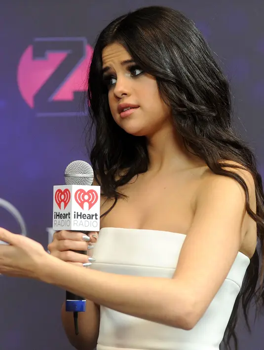 Baru-baru ini kabar hangat datang dari Selena Gomez, bukan karena drama percintaannya dengan Justin Bieber, namun dirinya kepergok mesra dengan Orlando Bloom di sebuah klub malam. (AFP/Bintang.com)