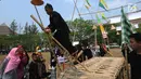 Siswa Sekolah Dasar (SD) mengikuti lomba permainan tradisional egrang di Lapangan Plaza Pemkab Bekasi, Kamis (15/8/2019). Kegiatan yang diikuti perwakilan SD dari 24 Kecamatan se-Kabupaten Bekasi ini dalam rangka menyambut HUT ke-69 Kabupaten Bekasi dan HUT ke-74 RI. (merdeka.com/Arie Basuki)