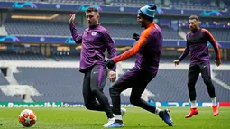 Pemain Manchester City Aymeric Laporte (kiri) dan Riyad Mahrez berebut bola saat berlatih jelang menghadapi Tottenham Hotspur pada leg pertama perempat final Liga Champions di Stadion Tottenham Hotspur, London, Inggris, Senin (8/4). (Reuters/John Sibley)