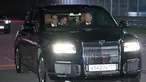 Presiden Rusia Vladimir Putin (kanan) mengendarai limosin Aurus saat menemani Presiden Mesir Abdel Fattah el-Sisi (kiri) melihat sirkuit F1 Sochi, Rusia, Rabu (17/10). Putin mengajak Sisi berkeliling sirkuit tersebut. (Alexei Druzhinin/Sputnik/AFP)