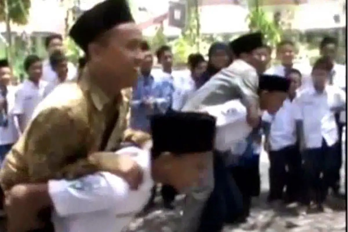 (lip6 Petang) Gendong Guru 