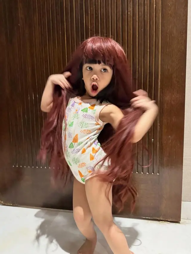 Nakeya Ayu pakai wig berwarna merah menggemaskan (Instagram/@riafinola dan @nakeya_ayu)