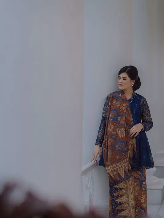 Akan tetapi kali ini, Kahiyang Ayu memutuskan untuk menyanggul rambutnya. Sama seperti busana sebelumnya, Kahiyang Ayu tetap terlihat menawan. (Foto: instagram.com/ayanggkahiyang)