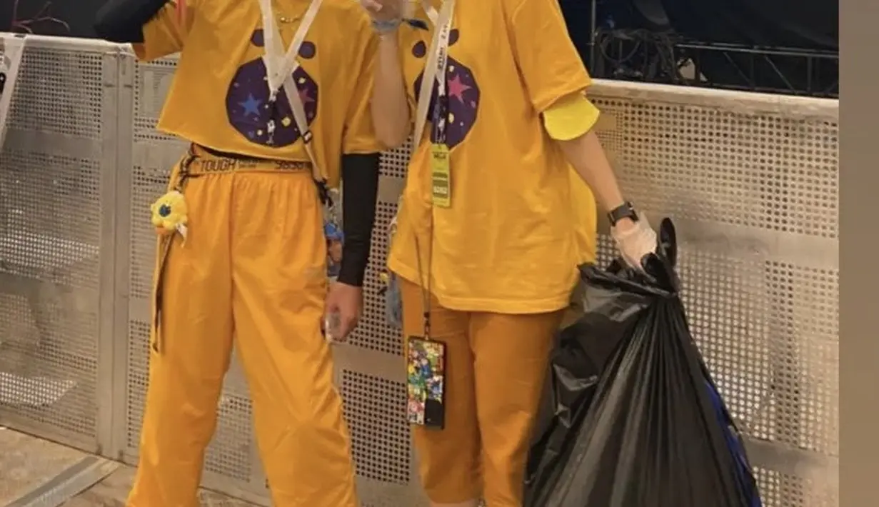Setelah menonton, Dinda tidak langsung pulang. Melainkan ia membersihkan sampah bekas konser bersama teman-temannya di tempat ia menonton saat itu.  Patut ditiru ya aksi Dinda ini sahabat Fimela. Credit: Instagram/(@dindakanyaa)