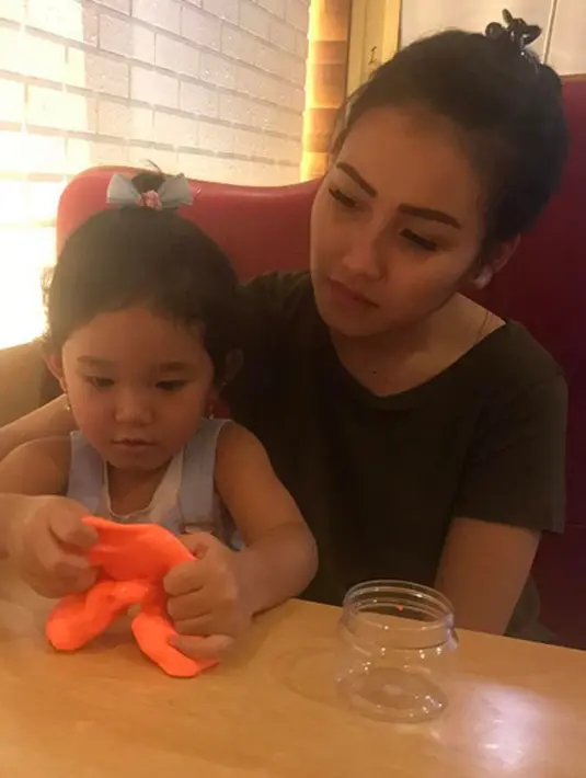 Sibuk sebagai penyanyi dangdut dan bekerja di industri hiburan, Ayu pun tak melupakan perannya sebagai ibu. Apalagi status Ayu adalah sebagai orang tua tunggal untuk anaknya, Bilqis Khumaira Razak. (Instagram/ayutingting92)