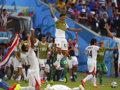 Selebrasi pemain Kosta Rika usai mengalahkan Italia 1-0 di babak penyisihan Piala Dunia 2014 Grup D di Stadion Pernambuco, Recife, Brasil, (20/6/2014). (REUTERS/Brian Snyder) 