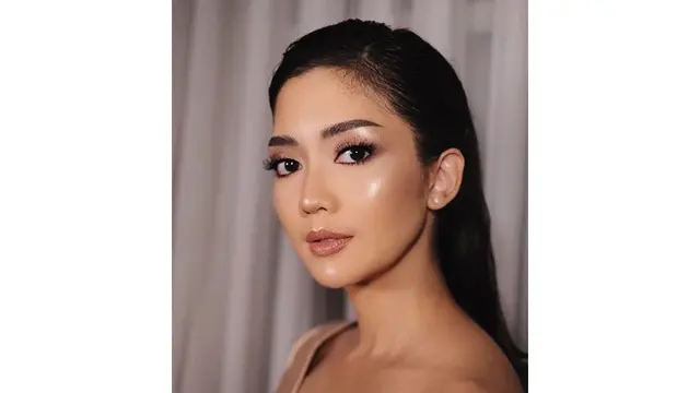 5 Pesona Ririn Dwi Ariyanti dengan Makeup Tebal, Tetap Memesona