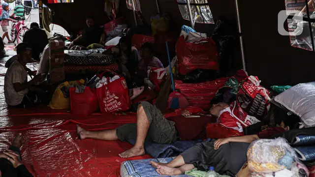 Banner Hingga Tenda Caleg di Pengungsian Korban Kebakaran Manggarai