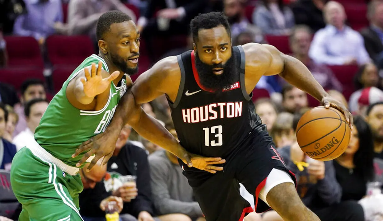 Pebasket Houston Rockets, James Harden, berusaha melewati pebasket Boston Celtics, Kemba Walker, pada laga NBA Rabu (12/2/2020). Houston Rockets menang 116-105 atas Boston Celtics. (AP/David J. Phillip)
