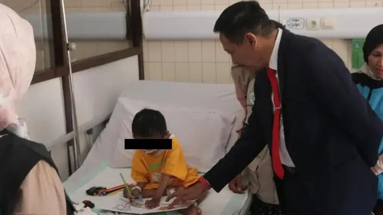 Bocah DN saat dijenguk Pejabat Wali Kota Malang Wahyu Hidayat. (Istimewa)