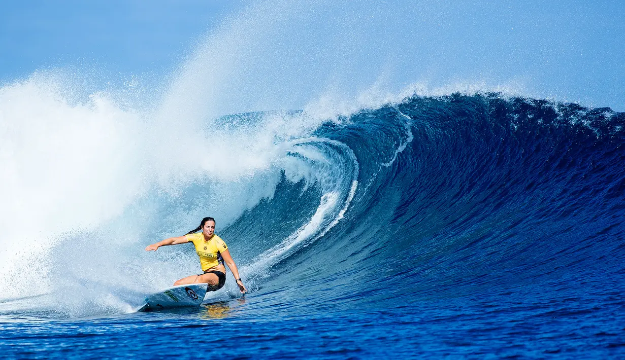 Pesalancar wanita nomor satu di dunia Tyler Wright asal Australia melawan ombak besar pada putaran kedua di Fiji Womens Pro pada Senin 30 Mei 2016. Tyler Wright tersingkir di putaran ke dua pada kejuaraan  ini. (© WSL @wsl/Sloane SOSIAL @edsloanephoto)