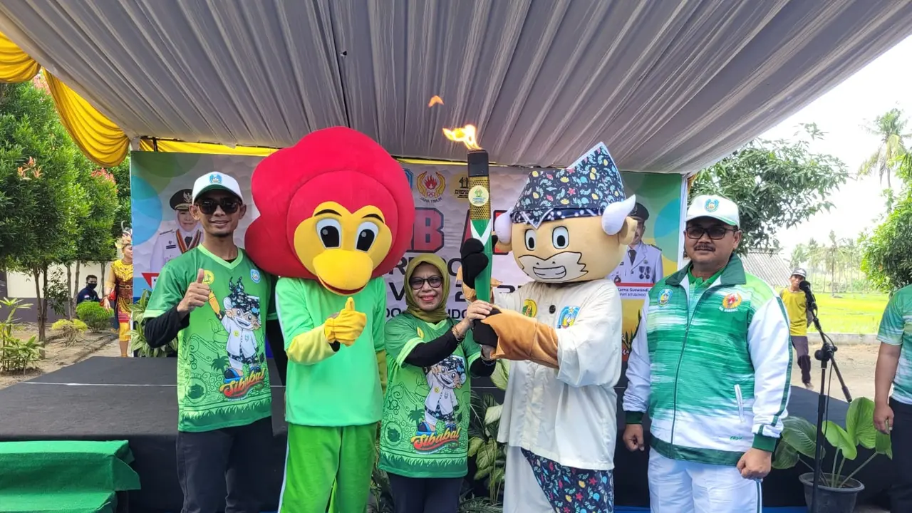 Api Pekan Olahraga Provinsi Jawa Timur VII dikirab keliling Situbondo (Hermawan Arifianto/Liputan6.com).