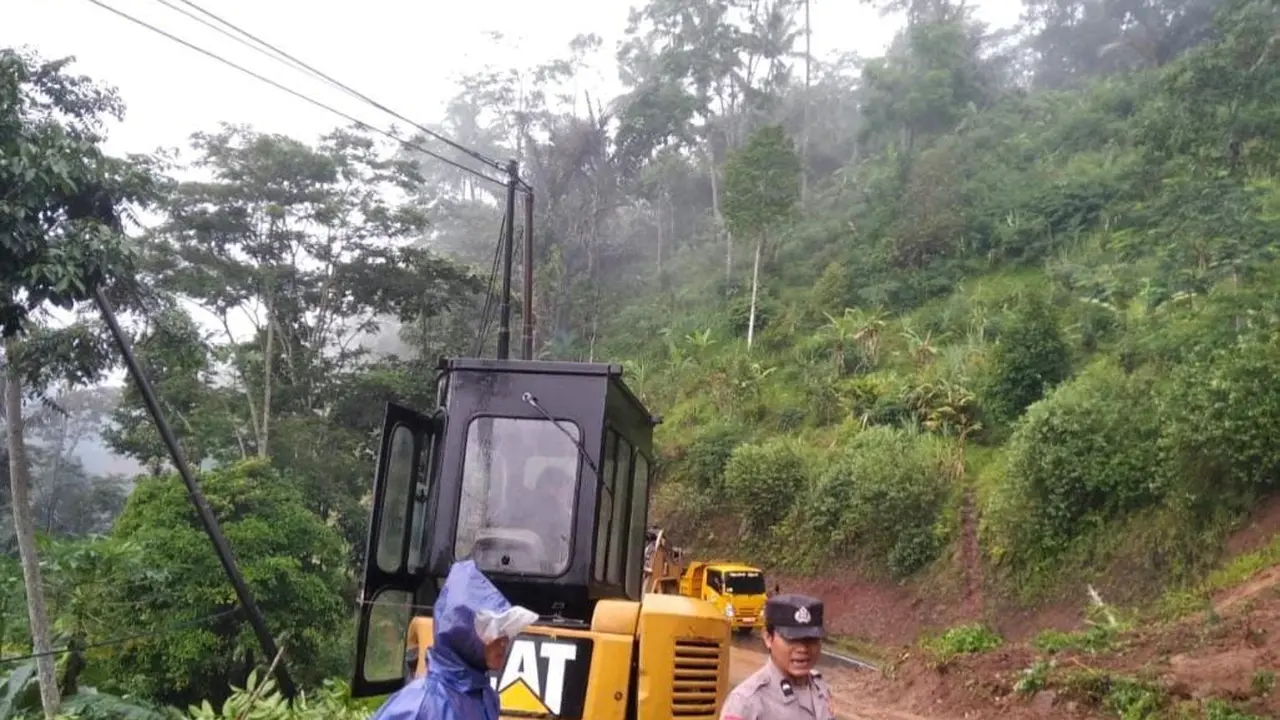 Hujan dengan intensitas tinggi yang terjadi sejak kemarin, menyebabkan material tebing tinggi di jalan raya Caringin-Bungbulang tepatnya di KM Bdg 149+880 Kecamatan Caringin, Kabupaten Garut, Jawa Barat, longsor. (Liputan6.com/Jayadi Supriadin)