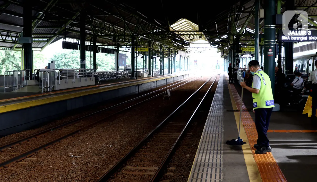 Pekerja membersihkan area ruang tunggu keberangkatan di Stasiun Gambir, Jakarta, Rabu (16/12/2020). 47 KA jarak jauh yang dioperasikan selama masa Nataru 2020/2021 terdiri dari, 22 KA dari Stasiun Gambir, 23 dari Stasiun Pasar Senen, dan dua dari Jakarta Kota. (Liputan6.com/Helmi Fithriansyah)