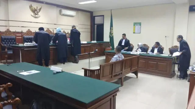 Sidang perdana kasus suap eks Bupati Mojokerto