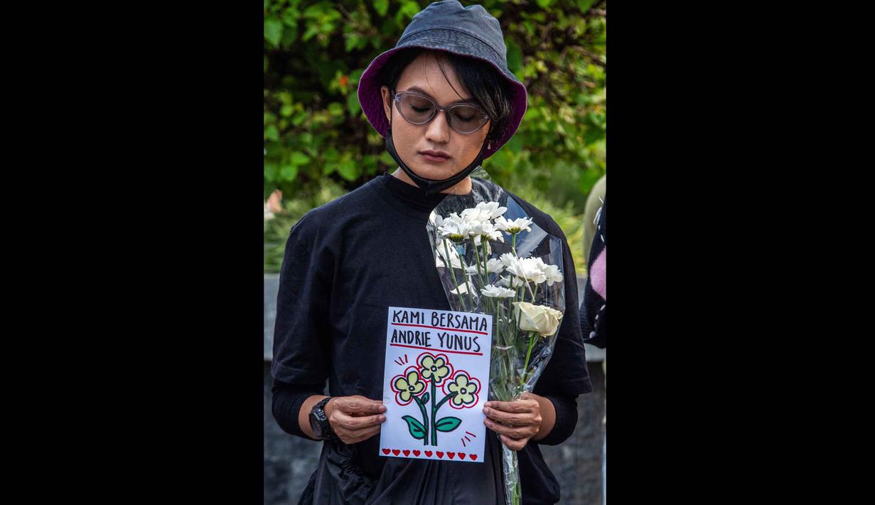 KontraS menilai penyerangan terhadap aktivis Andrie Yunus merupakan upaya membungkam suara-suara kritis masyarakat, khususnya pembela Hak Asasi Manusia (HAM). Tampak dalam foto, seorang aktivis memegang poster saat demonstrasi mendukung Wakil Koordinator KontraS, Andrie Yunus, yang disiram air keras oleh orang tak dikenal, Yogyakarta, 14 Maret 2026. (DEVI RAHMAN/AFP)
