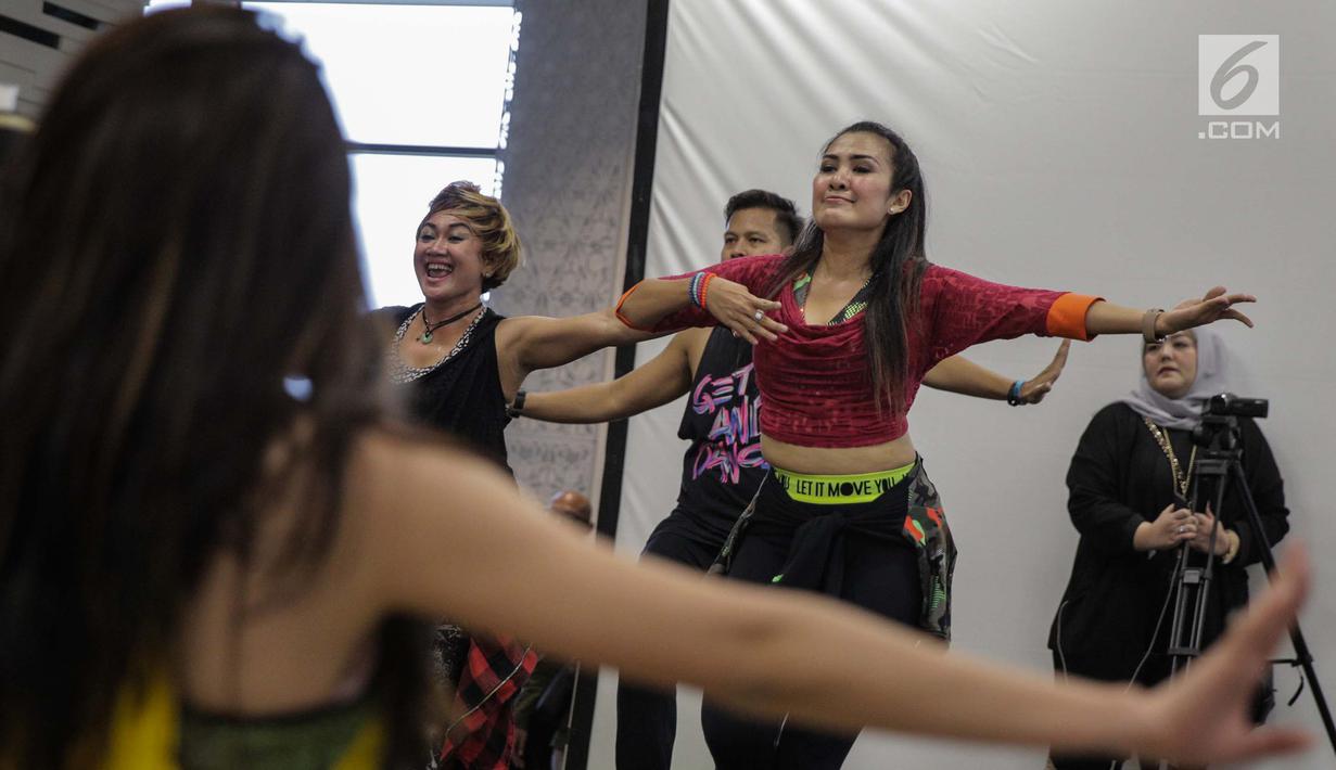 Gaya penyanyi Liza Natalia saat menjadi instruktur dalam acara Zumba Party dikawasan Jakarta, Selasa (30/1). Dalam kesempatan ini, Liza Natalia mengajak para peserta untuk berolahraga dengan gerakan Zumba. (Liputan6.com/Faizal Fanani)
