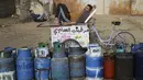 <p>Warga Palestina mengantre untuk mendapatkan gas memasak pada hari kedua gencatan senjata sementara antara Hamas dan Israel di Rafah, Jalur Gaza, Sabtu, 25 November 2023. (AP Photo/Hatem Ali)</p>