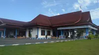 Rumah Dinas Walikota Bengkulu Helmi Hasan terlihat kosong tanpa ada aktifitas (Liputan6.com/Yuliardi Hardjo)