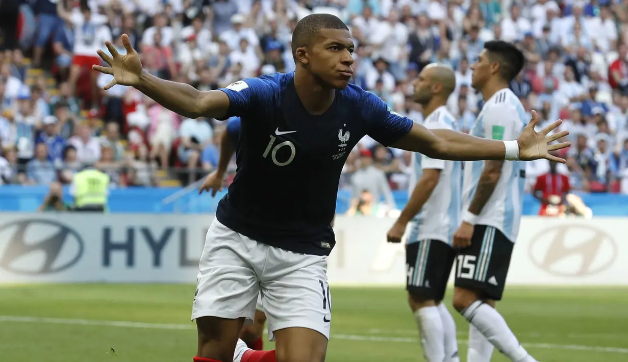 Kylian Mbappe mengidolakan Cristiano Ronaldo, namun memiliki nasib berbeda pada babak 16 besar Piala Dunia 2018. Mbappe mencetak dua gol sementara Ronaldo harus pulang tanpa gol. (AP/David Vincent)