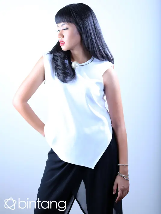 Lagu berbahasa Sunda tersebut disisipkannya di album baru miliknya lantaran Yura merasakan keresahan dengan anak muda masa kini yang lebih sering mendengarkan lagu-lagu Korea mau pun mancanegara tanpa tahu artinya. (Febio Hernanto/Bintang.com)