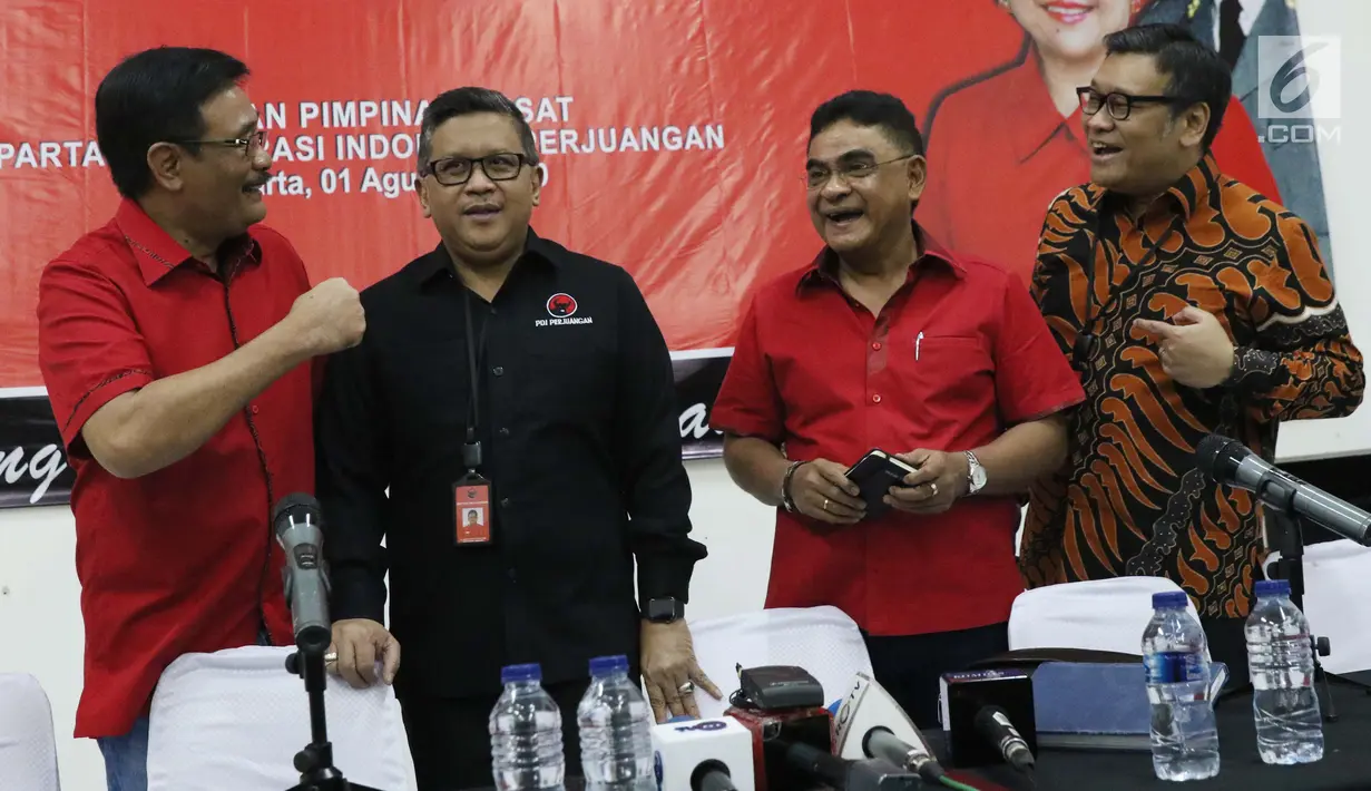 Sekjen DPP PDIP, Hasto Kristiyanto (kedua kiri) didampingi Ketua DPP PDIP, Djarot Saiful Hidayat dan Andreas Pareira berbincang jelang memberi keterangan terkait Kongres V PDIP 2019, Jakarta, Kamis (1/8/2019). Kongres bertema Solid Bergerak untuk Indonesia Raya. (Liputan6.com/Helmi Fithriansyah)