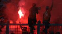 Suporter Persija Jakarta saat menyalakan flare pada laga timnya melawan Sriwijaya FC di Stadion Utama Gelora bung Karno, Jakarta, Sabtu (24/6/2016). (Bola.com/Nicklas Hanoatubun)