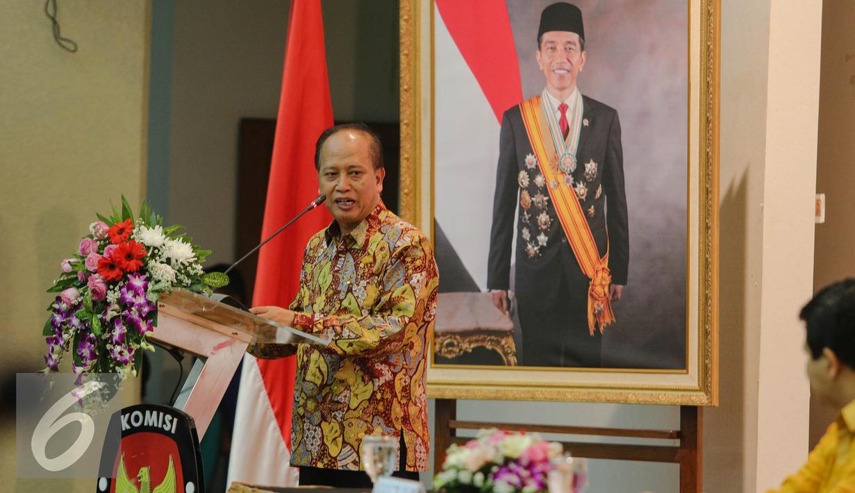 Mohammad Nasir memberikan kata sambutan saat menghadiri penandatangan nota kesepahaman di Kantor KPU, Jakarta, Kamis (30/7/2015). Penandatangan terkait kerjasama verifikasi ijazah dalam rangka Pilkada serentak. (Liputan6.com/Faizal Fanani)