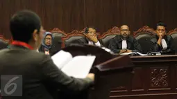 Koordinator Kontras Haris Azhar  (tengah) saat sidang uji materi UU Nomor 26 Tahun 2000 tentang Pengadilan HAM di Gedung Mahkamah Konstitusi, Jakarta, Selasa (8/9). Permohonan uji materi ini diajukan keluarga korban 1998. (Liputan6.com/Helmi Afandi)