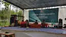 Sebuah pagelaran seni menyambut peresmian Jembatan Asa ke-4 pemirsa SCTV di Desa Blayu, Jawa Timur, Minggu (8/11/2015). Warga kini dapat menyeberang dengan leluasa dan tidak perlu lagi meniti jembatan bambu yang sudah usang. (Foto: Doni Arianto)