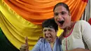 Ekspresi aktivis LGBT Chitra Palekar setelah Mahkamah Agung India mendekriminalisasi hubungan sesama jenis di Mumbai, India, Kamis (6/9). Mahkamah Agung India memberi putusan setelah sebuah petisi yang diajukan oleh lima orang. (AP Photo/Rafiq Maqbool)