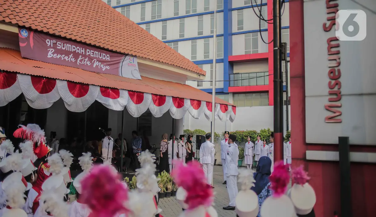 Anggota Paskibra mengibarkan bendera merah putih pada upacara peringatan Hari Sumpah Pemuda di Museum Sumpah Pemuda, Jakarta, Senin (28/10/2019). Upacara yang diikuti sejumlah pelajar ini diselenggarakan dalam rangka memperingati Hari Sumpah Pemuda ke-91. (liputan6.com/Faizal Fanani)