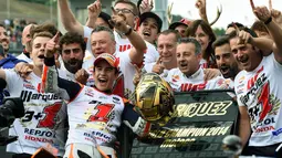 Marc Marquez (depan) merayakan kemenangannya bersama Tim Repsol Honda MotoGP di Sirkuit Motegi, Jepang, (12/10/2014). Marc Marquez kembali meraih gelar juara dunia MotoGP. (AFP PHOTO/Toshifumi Kitamura)