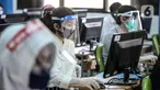 Peserta mengenakan masker, pelindung wajah, dan sarung tangan saat mengikuti Seleksi Bersama Masuk Perguruan Tinggi Negeri (SBMPTN) di Universitan Negeri Jakarta, Minggu (5/7/2020). Sebanyak 42.463 peserta mengikuti SBMPTN dengan prosedur protokol kesehatan. (Liputan6.com/Faizal Fanani)